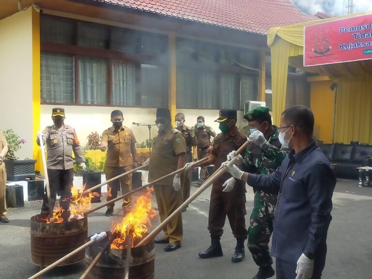 Bupati Pasaman hadiri Pemusnahan Barang Bukti Narkoba dan Kulit Hewan Satwa di Kejaksaan Pasaman