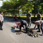 Antisipasi kecelakaan Polsek Pangandaran dan Koramil 2504 /Pangandaran Melaksanakan Penambalan Jalan