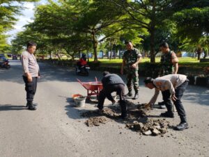 Antisipasi kecelakaan Polsek Pangandaran dan Koramil 2504 /Pangandaran Melaksanakan Penambalan Jalan